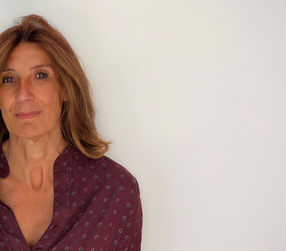 Retrato de Nathalie Lameyre, de pie en una estancia luminosa
