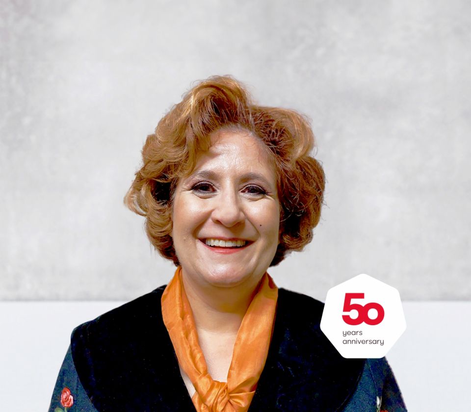 Retrato de Patrizia Christen, especialista en gestión, EOS Suiza delante de un fondo luminoso