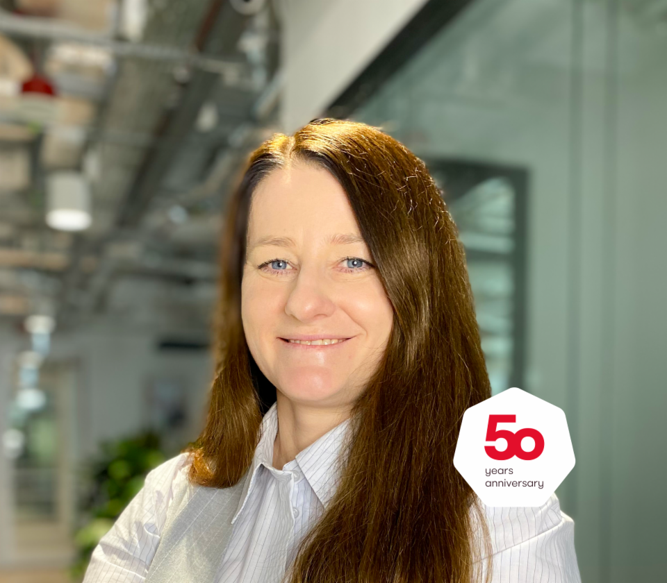 Agnieszka Chromińska, directora del departamento de Deudas sin Avalar, EOS Polonia en un entorno de oficina