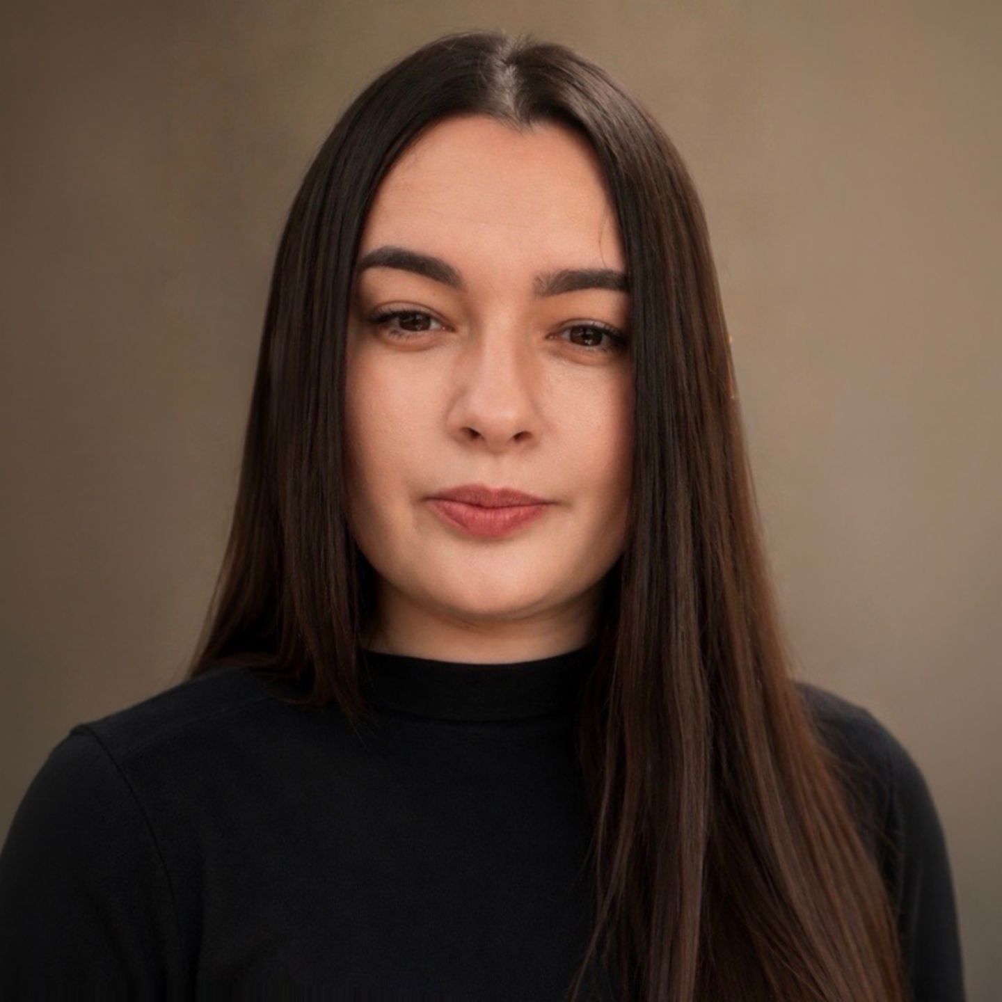 Daniela Moaca, Senior Manager IT en EOS Romania, fotografía de retrato con un suéter de cuello alto oscuro.