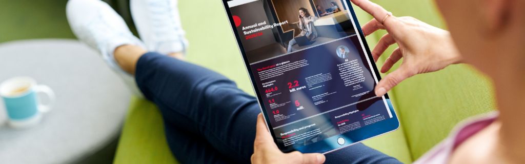 EOS ASR: La imagen muestra a una mujer joven sosteniendo una tableta y consultando en ella el Informe Anual de Sostenibilidad de EOS.