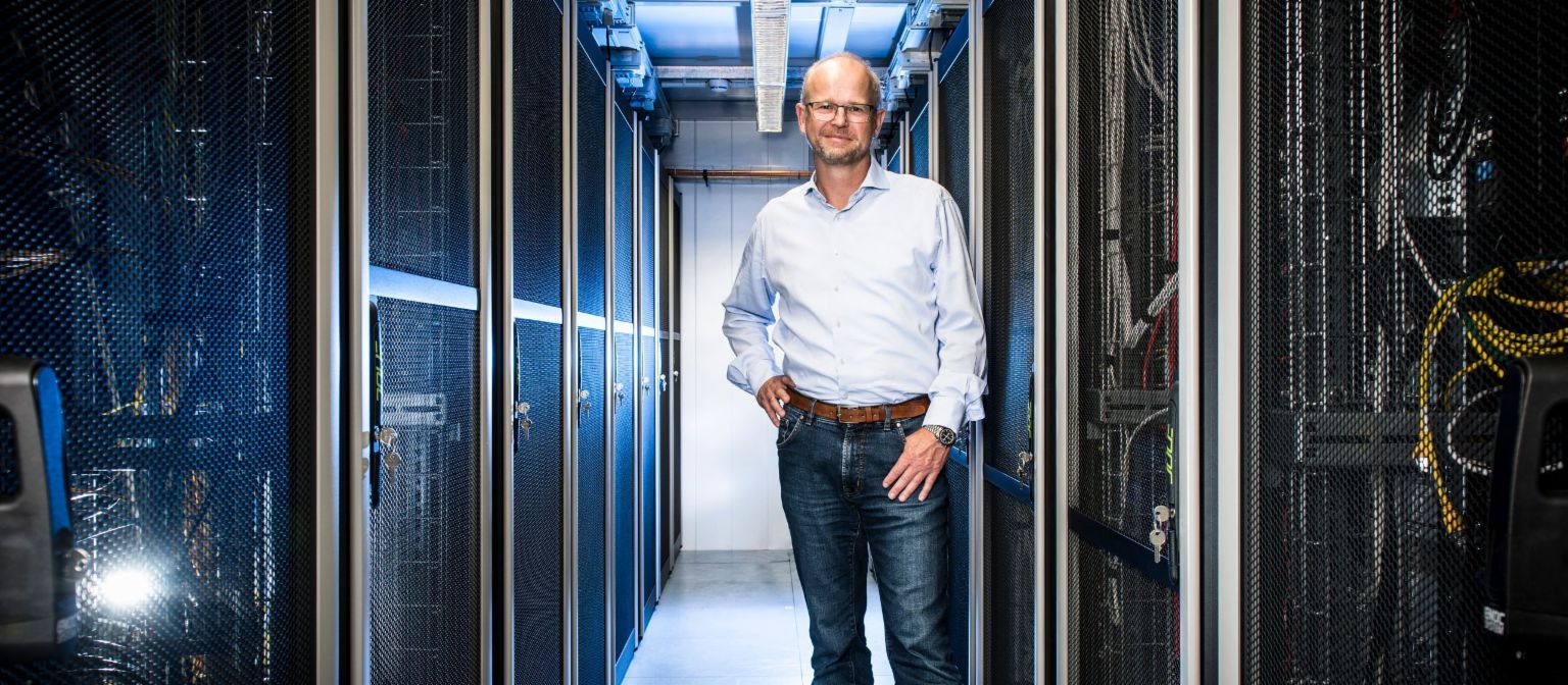 Protección de datos y ciberseguridad en EOS: Gunnar Woitack, jefe de seguridad de la información, se encuentra en la sala de servidores