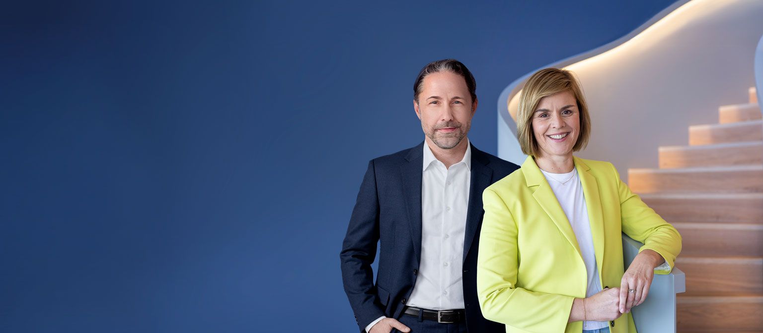La imagen muestra juntos a Marwin Ramcke, CEO del Grupo EOS, y a la Dra. Eva Griewel, CFO del Grupo EOS.