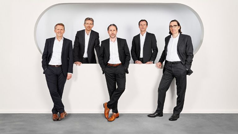 Una foto de grupo muestra a los directores de EOS (de izquierda a derecha) Andreas Kropp (Alemania), Justus Hecking-Veltman (Finanzas), Marwin Ramcke (presidente de la Junta directiva), Carsten Tidow (Europa del Este) y el Dr. Andreas Witzig (Europa Occidental).