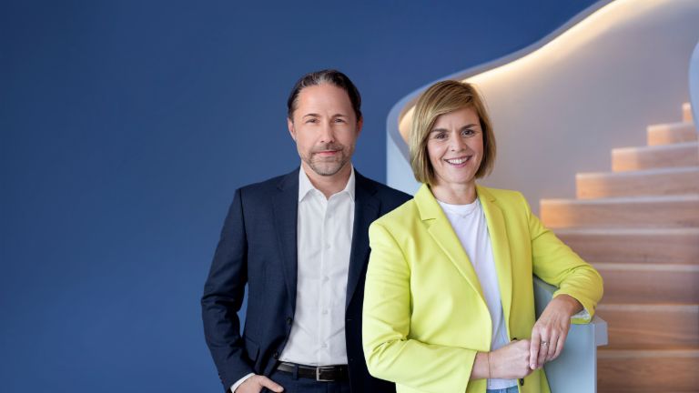 La imagen muestra juntos a Marwin Ramcke, CEO del Grupo EOS, y a la Dra. Eva Griewel, CFO del Grupo EOS.