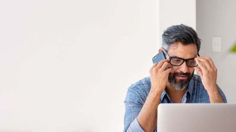 Hombre llamando al servicio de atención al cliente de EOS – asesoramiento personal sobre deudas pendientes