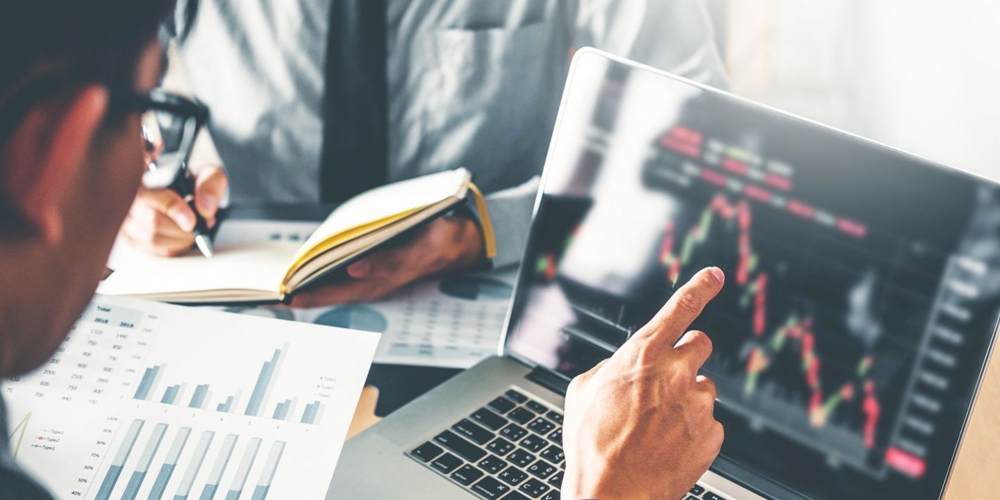 Crisis coyuntural: Un hombre observa la cotización de las acciones en la pantalla de un ordenador