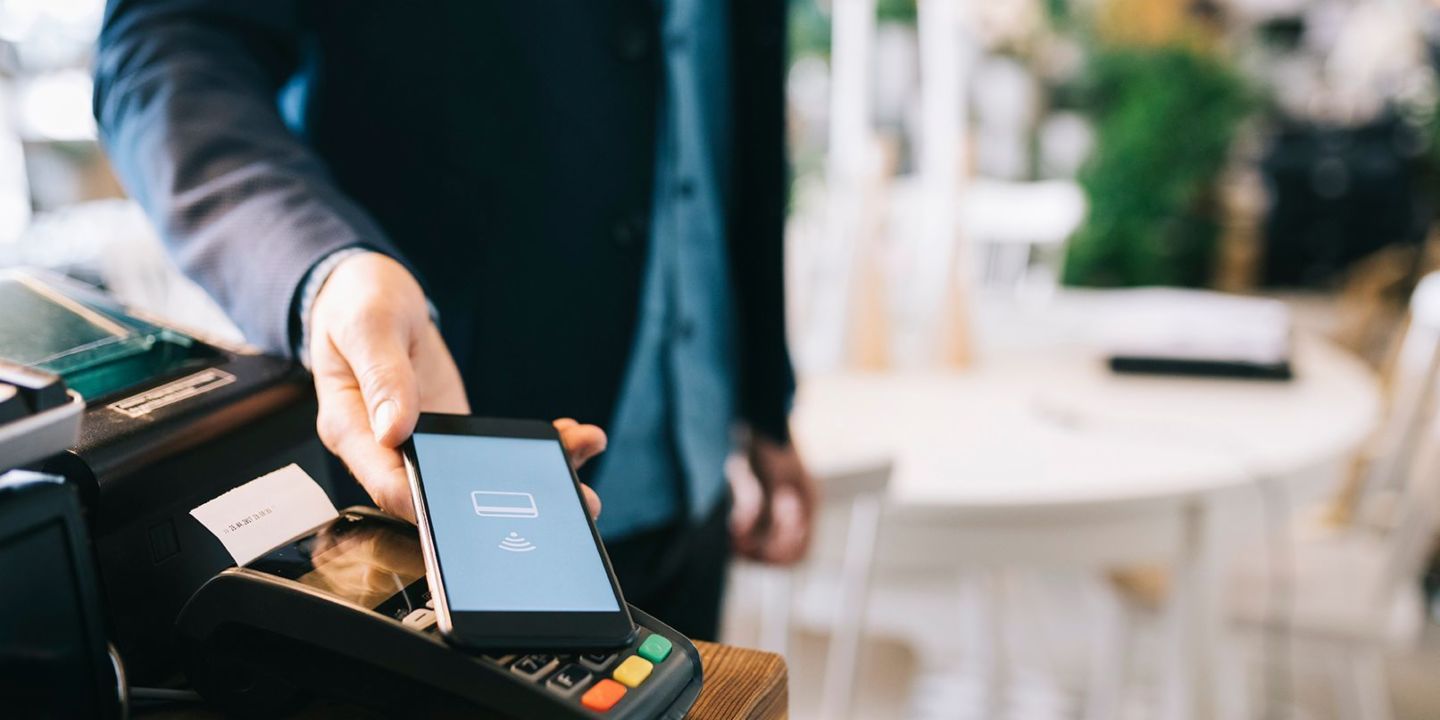 Pago digital: El móvil se coloca sobre una terminal de pago 