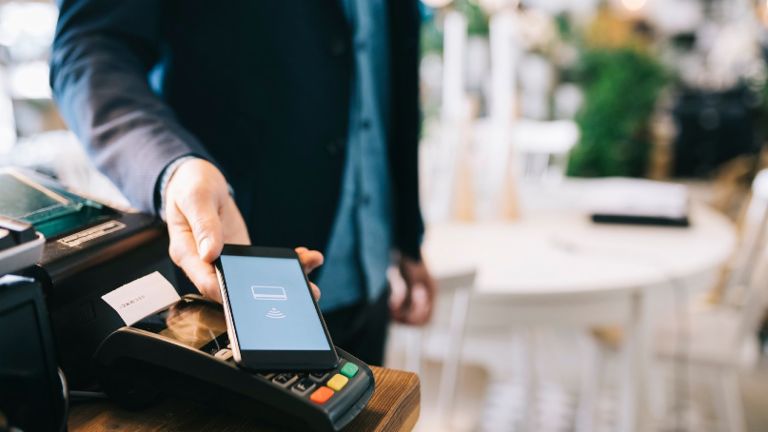 Pago digital: El móvil se coloca sobre una terminal de pago 