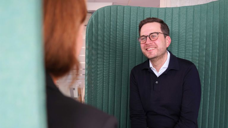 Compra de deuda no garantizada: hombre en oficina durante entrevista