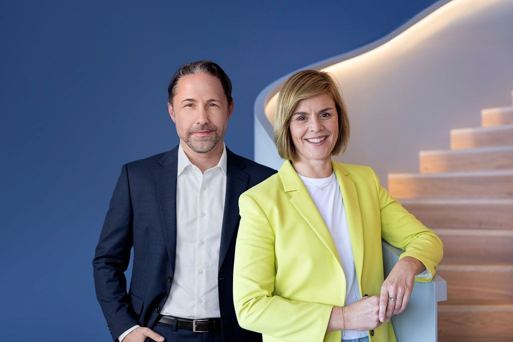 La imagen muestra juntos a Marwin Ramcke, CEO del Grupo EOS, y a la Dra. Eva Griewel, CFO del Grupo EOS.