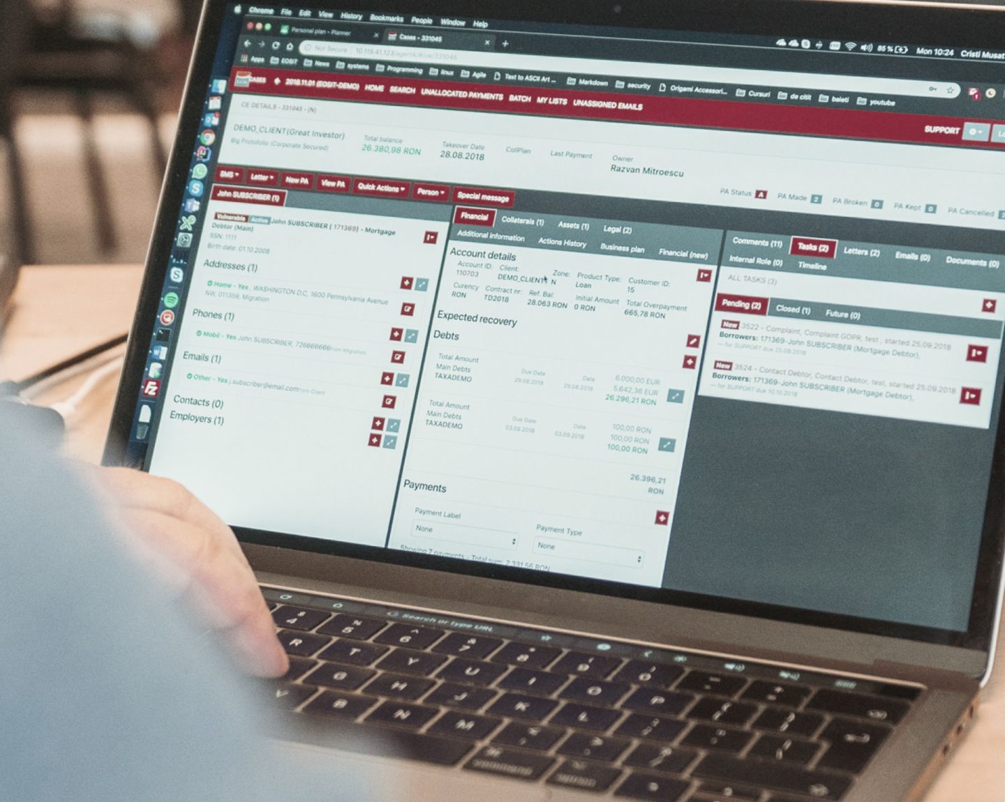 Una foto muestra un ordenador portátil abierto con una página de Kollecto+ abierta en la pantalla. Abajo aparece el texto: «Para finales de 2023, ocho de las 24 empresas de EOS estarán usando Kollecto+, y pronto se implementará en otras».