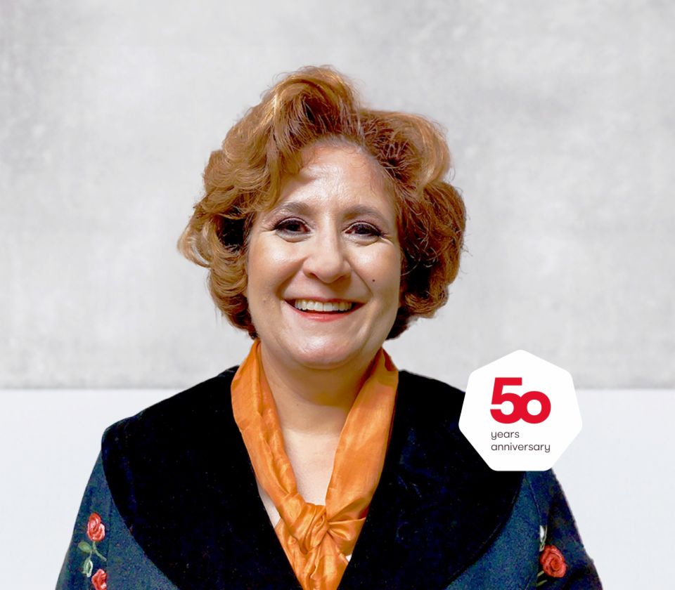 Retrato de Patrizia Christen, especialista en gestión, EOS Suiza delante de un fondo luminoso
