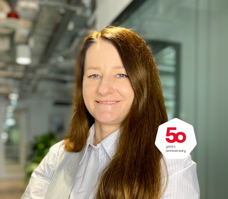 Agnieszka Chromińska, directora del departamento de Deudas sin Avalar, EOS Polonia en un entorno de oficina