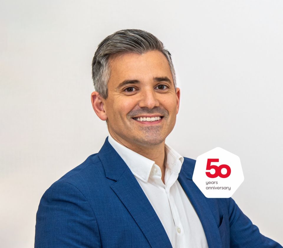 Retrato de Carlos Lorenzo, director general de EOS España delante de un fondo luminoso 