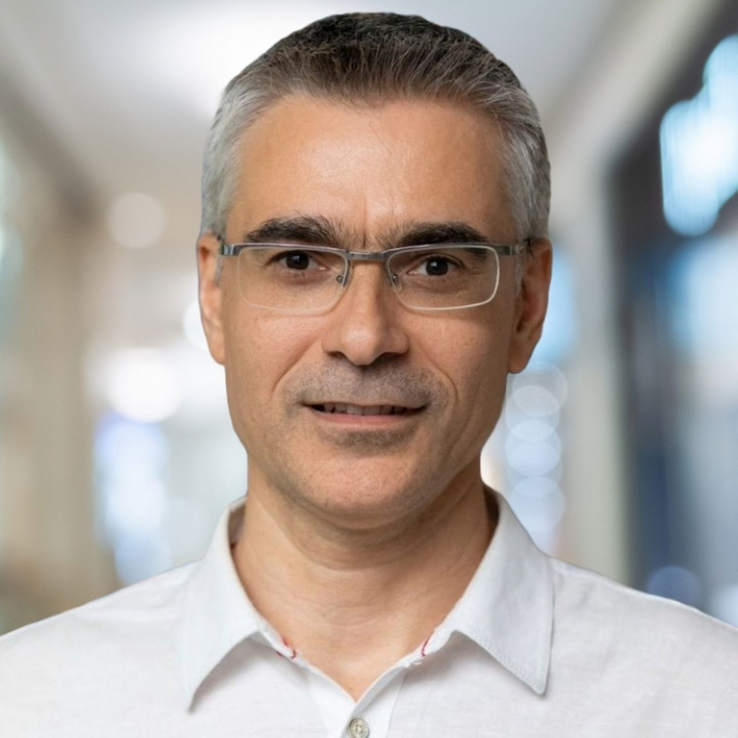 La imagen presenta un retrato del compañero de conversación Dobrin Mirevski, Chief Digital Officer en EOS Bulgaria.