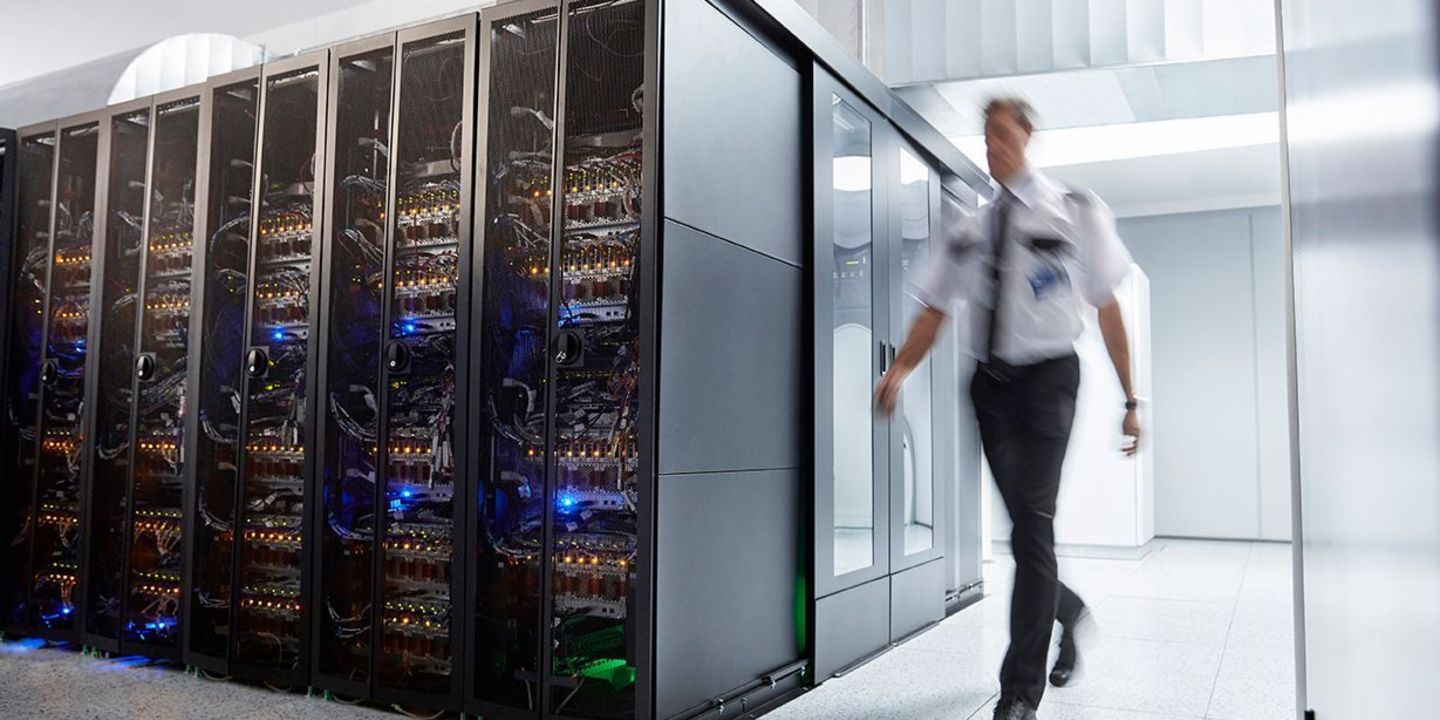 Ciberseguridad: Un guarda de seguridad controla la sala de servidores