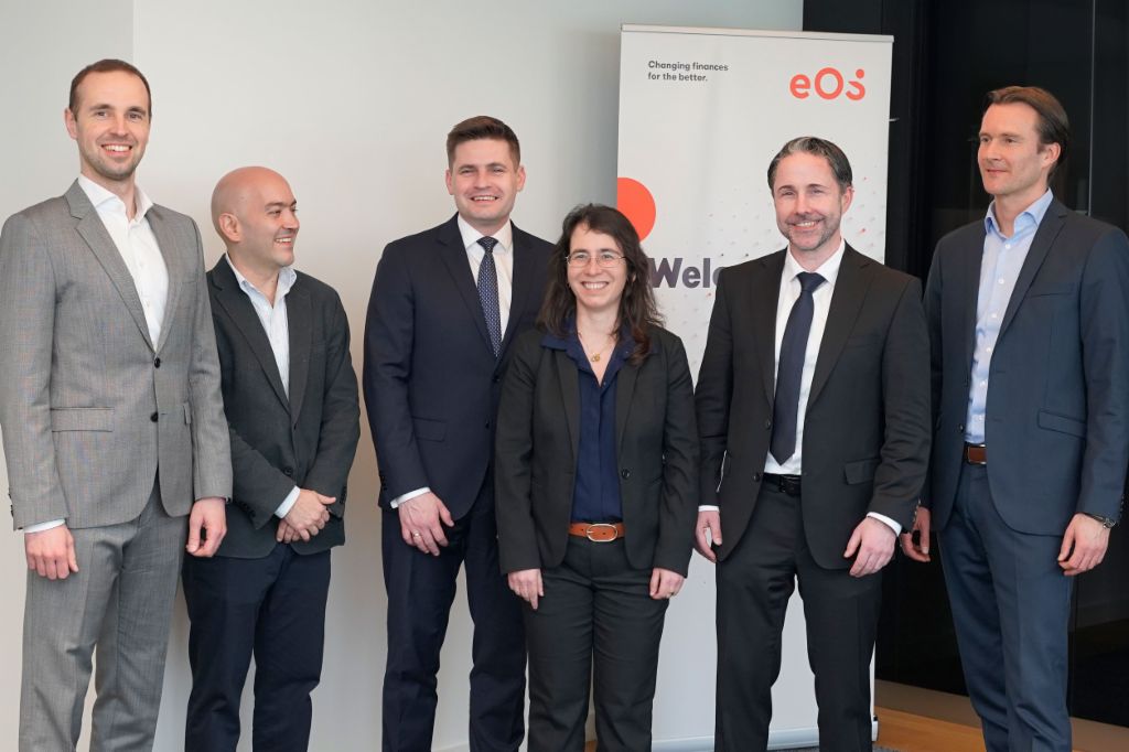Representantes de la IFC visitaron EOS en Hamburgo para celebrar la colaboración en el mercado polaco y reafirmar el compromiso con las inversiones sostenibles (de izquierda a derecha: Borys Drajczyk, Chief Investment and Technology Officer en EOS Poland, Marcos Gomez Sierra, Industry Specialist - Distressed Assets Investing en IFC - International Finance Corporation, Dariusz Petynka, Managing Director EOS Poland, Ariane di Iorio, Global Head of Distressed Assets Investments en IFC, Marwin Ramcke, CEO del Grupo EOS, Carsten Tidow, Managing Director del Grupo EOS, responsable de la región de Europa del Este)