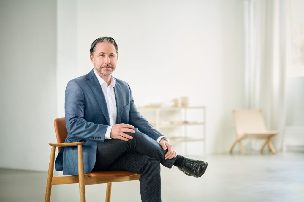 Retrato de Marwin Ramcke, presidente de la Junta Directiva del Grupo EOS, vestido con una americana oscura en una estancia con mucha luz 