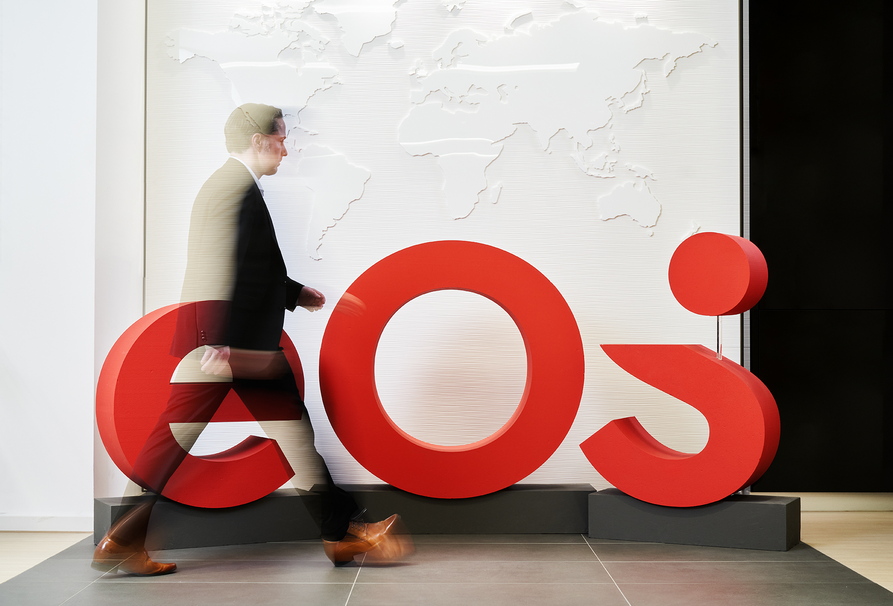 Así es la nueva marca EOS: El nuevo logotipo adorna el lobby de la sede de EOS.
